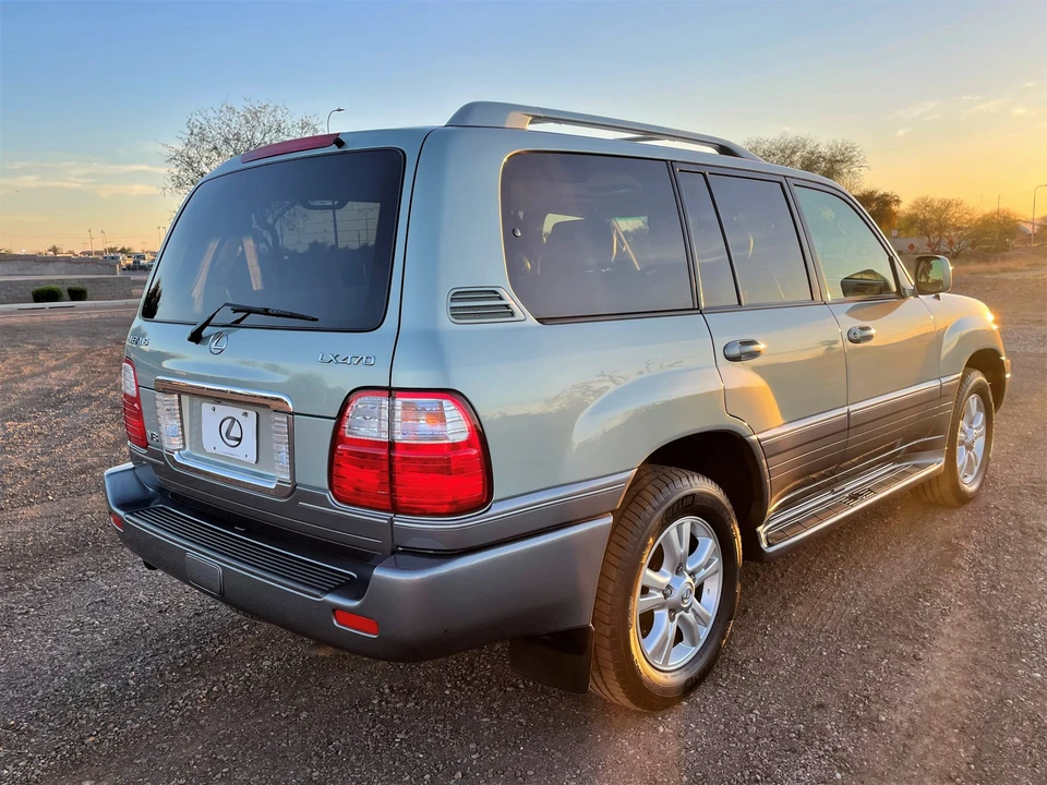 2005 Lexus LX 2nd Gen - Image 17 of 31