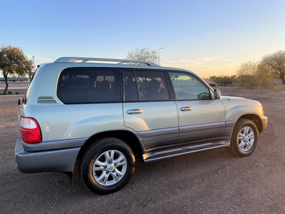 2005 Lexus LX 2nd Gen - Image 16 of 31
