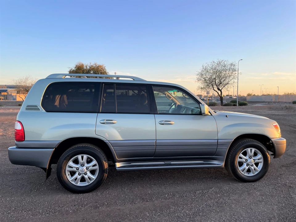 2005 Lexus LX 2nd Gen - Image 15 of 31