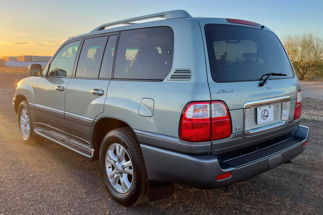 2005 Lexus LX 2nd Gen - Image 21 of 31