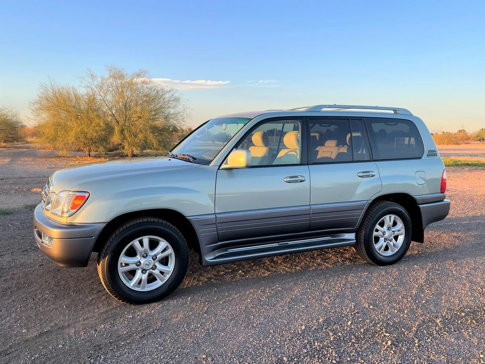 2005 Lexus LX 2nd Gen - Image 25 of 31