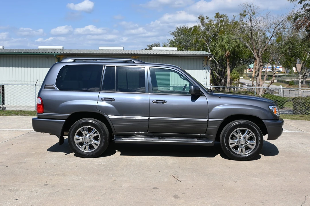 2005 Lexus LX 2nd Gen - Image 17 of 31