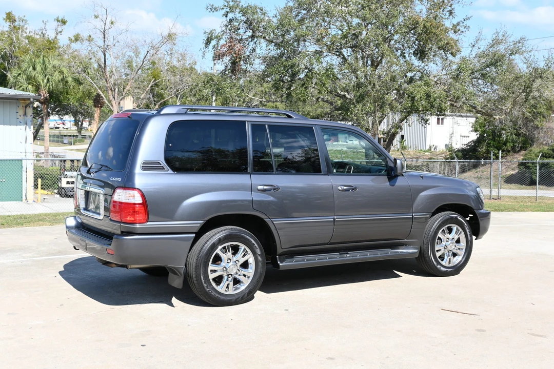 2005 Lexus LX 2nd Gen - Image 19 of 31