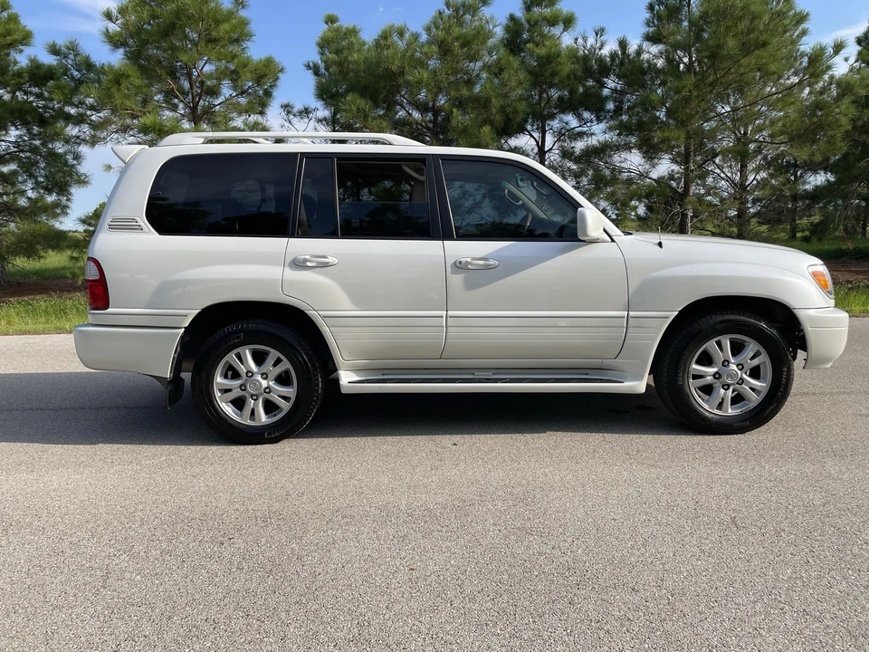 2005 Lexus LX 2nd Gen - Image 18 of 31