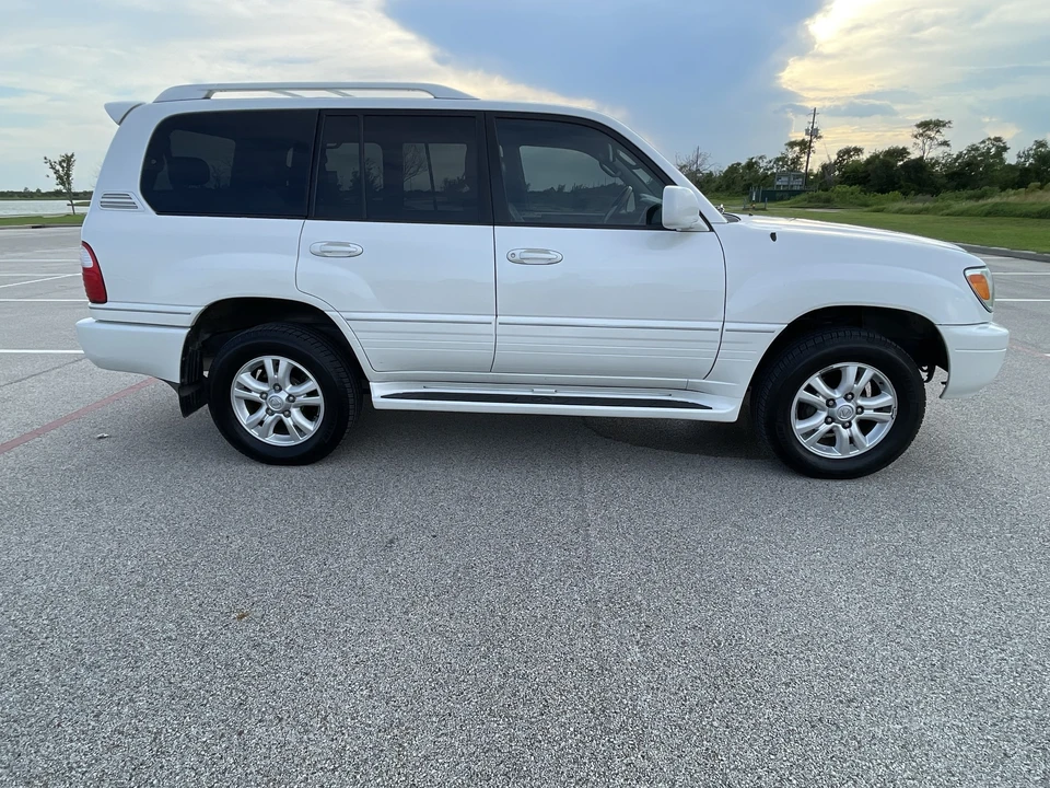 2005 Lexus LX 2nd Gen - Image 17 of 31