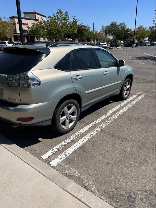 2005 Lexus RX 2nd Gen - Image 5 of 10