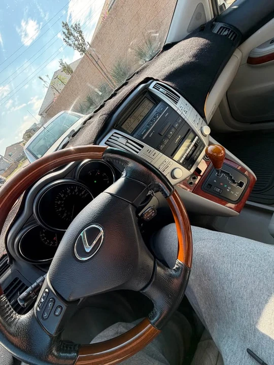 2005 Lexus RX 2nd Gen - Image 8 of 9