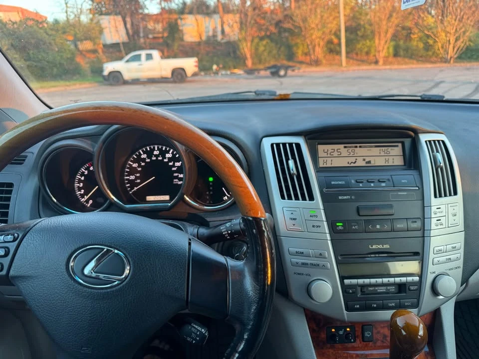 2005 Lexus RX 2nd Gen - Image 16 of 19