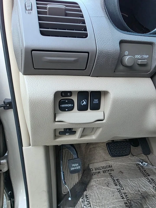 2005 Lexus RX 2nd Gen - Image 11 of 13
