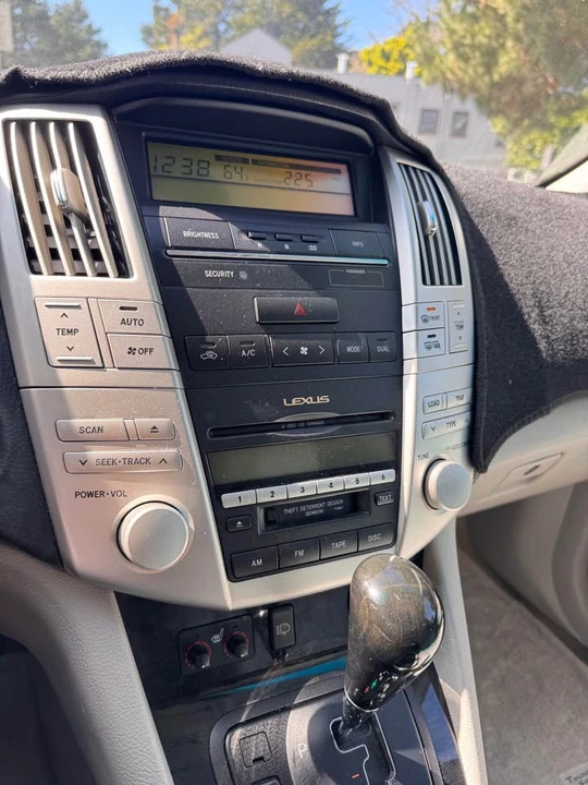 2005 Lexus RX 2nd Gen - Image 19 of 20