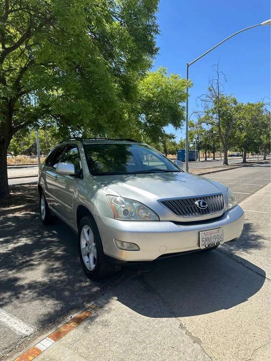 2005 Lexus RX 2nd Gen - Image 2 of 17