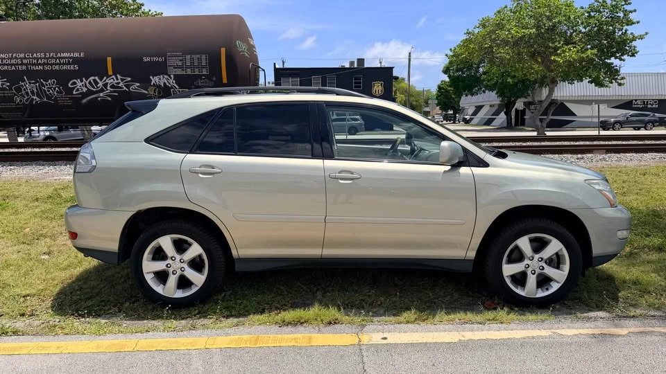 2005 Lexus RX 2nd Gen - Image 8 of 13