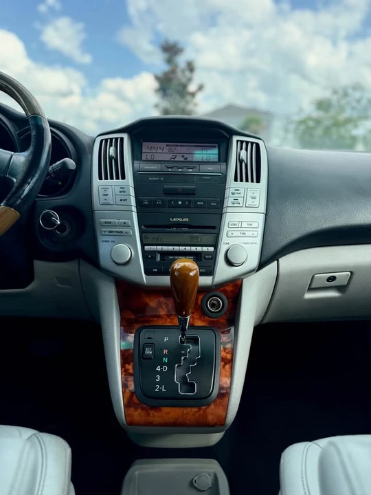 2005 Lexus RX 2nd Gen - Image 12 of 20