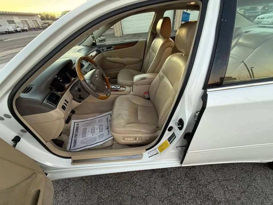 2005 Lexus ES 4th Gen - Image 11 of 20