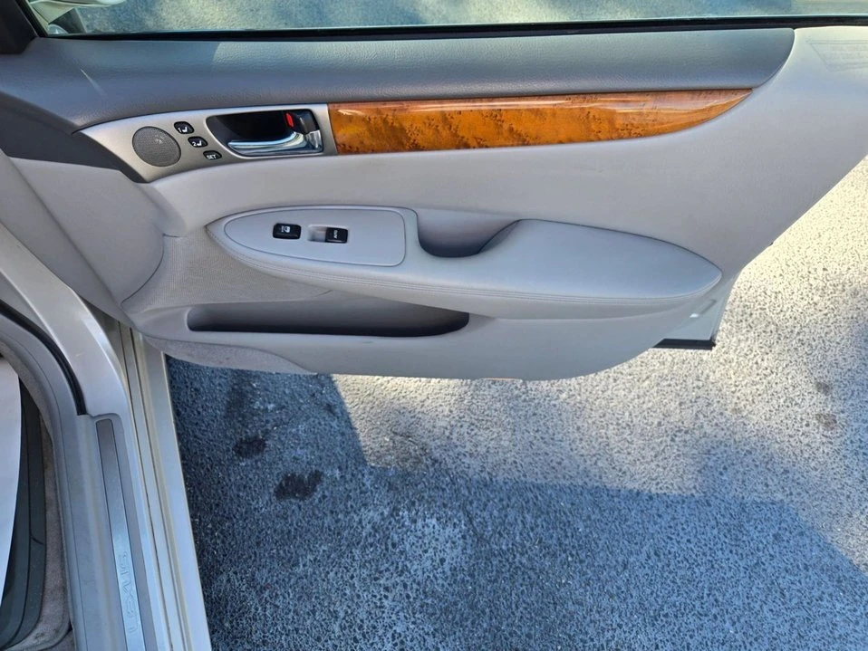 2005 Lexus ES 4th Gen - Image 15 of 20