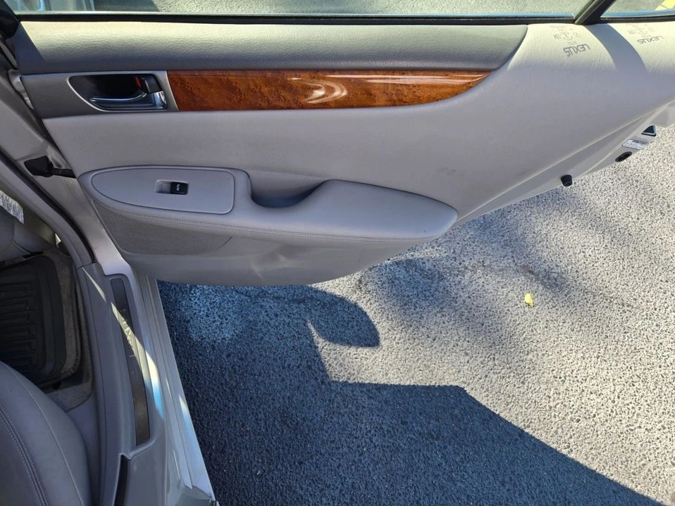 2005 Lexus ES 4th Gen - Image 14 of 20