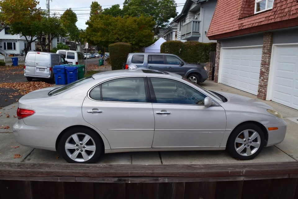 2005 Lexus ES 3rd Gen - Image 2 of 19