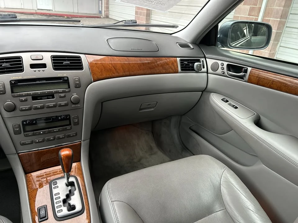 2005 Lexus ES 4th Gen - Image 15 of 19