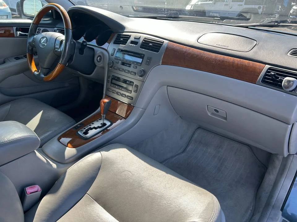 2005 Lexus ES 4th Gen - Image 11 of 20