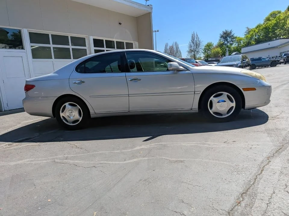 2005 Lexus ES 4th Gen - Image 2 of 15