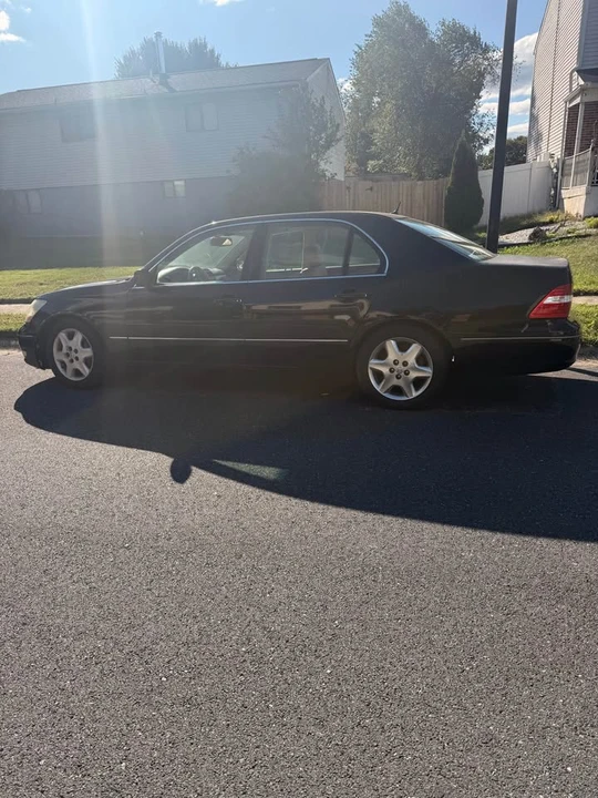 2005 Lexus LS 3rd Gen - Image 2 of 7
