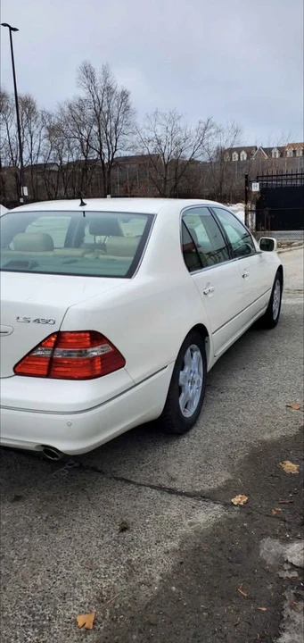 2005 Lexus LS 3rd Gen - Image 4 of 15