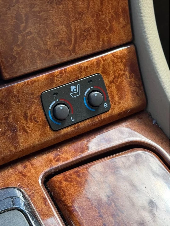 2005 Lexus LS 3rd Gen - Image 7 of 20