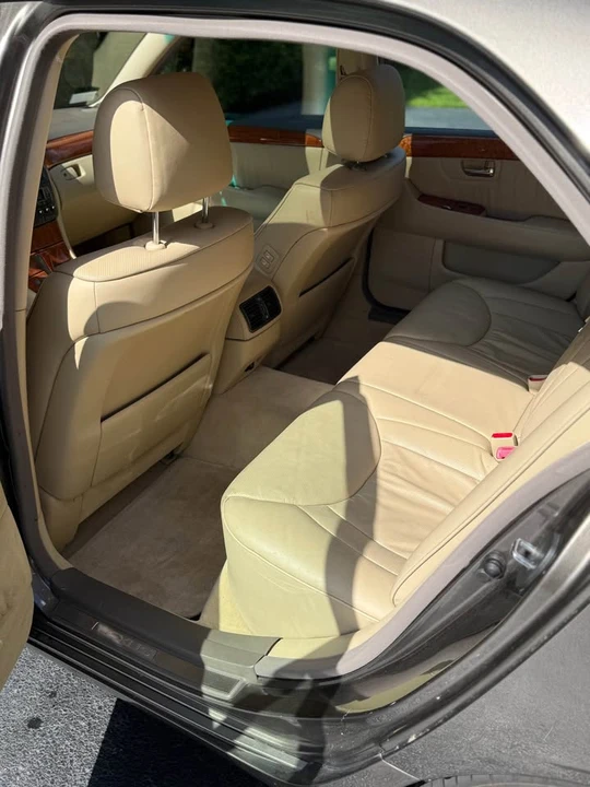 2005 Lexus LS 3rd Gen - Image 13 of 20