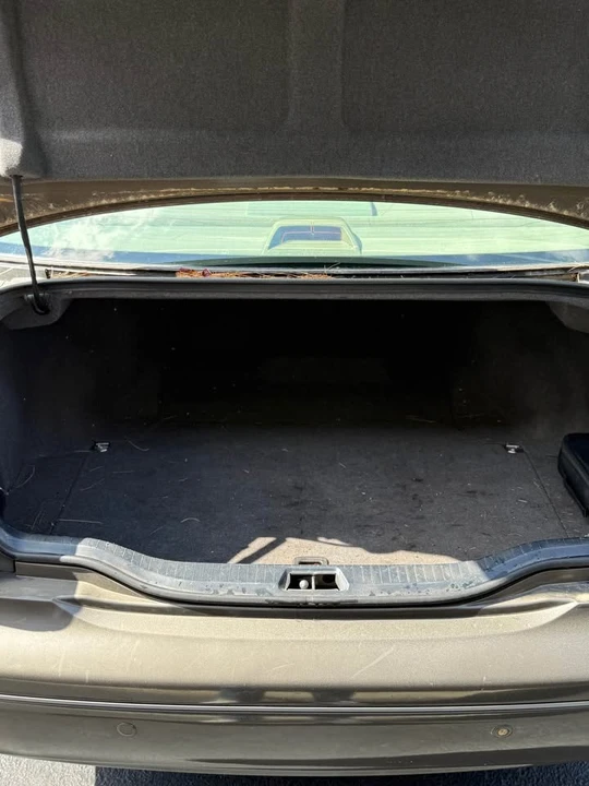 2005 Lexus LS 3rd Gen - Image 15 of 20