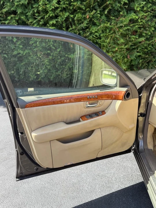2005 Lexus LS 3rd Gen - Image 12 of 20