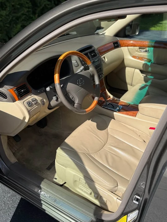 2005 Lexus LS 3rd Gen - Image 9 of 20