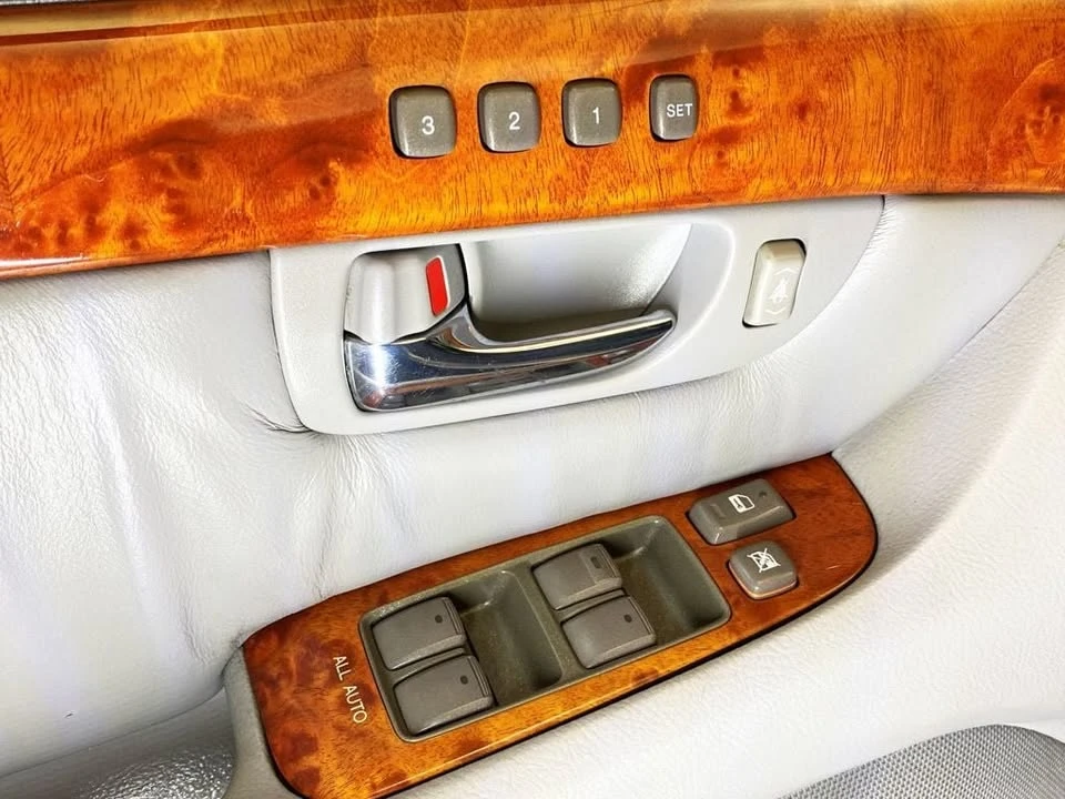 2005 Lexus LS 3rd Gen - Image 16 of 20