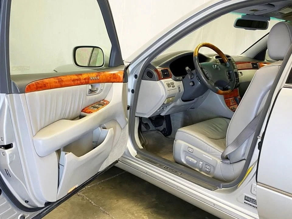 2005 Lexus LS 3rd Gen - Image 15 of 20