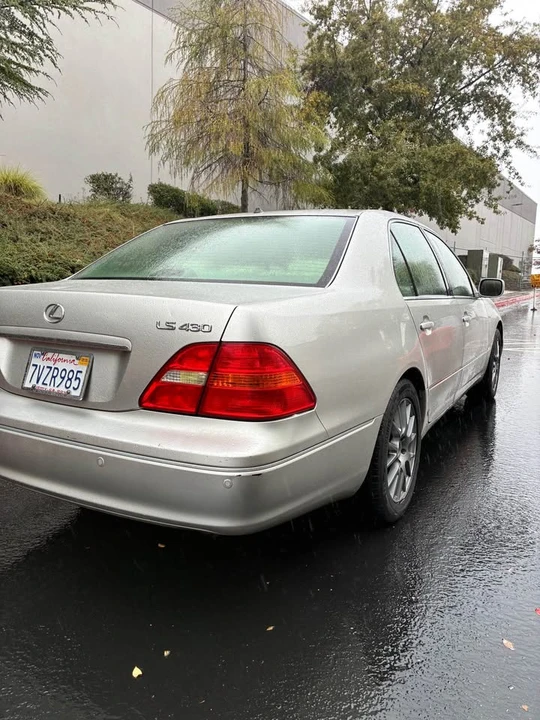 2005 Lexus LS 3rd Gen - Image 9 of 10
