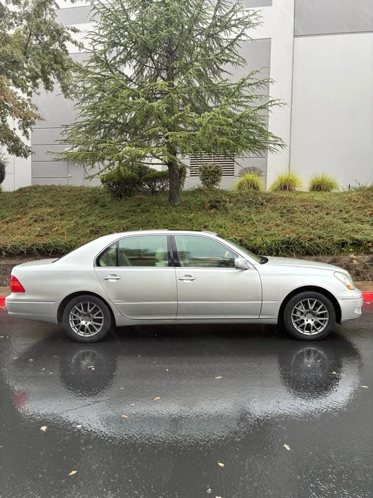 2005 Lexus LS 3rd Gen - Image 8 of 10