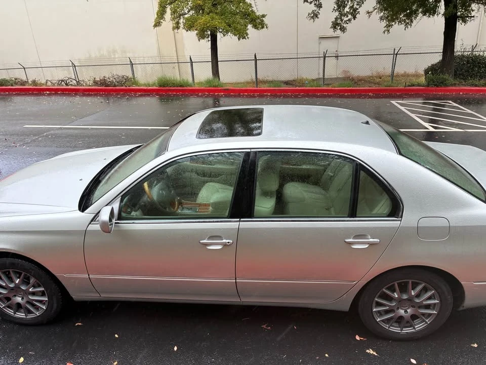 2005 Lexus LS 3rd Gen - Image 2 of 10