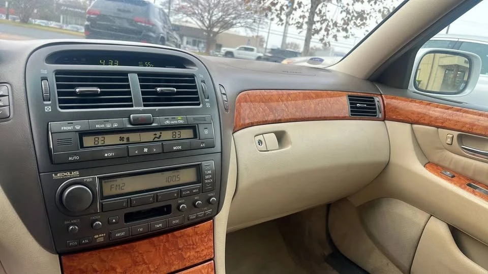 2005 Lexus LS 3rd Gen - Image 11 of 19