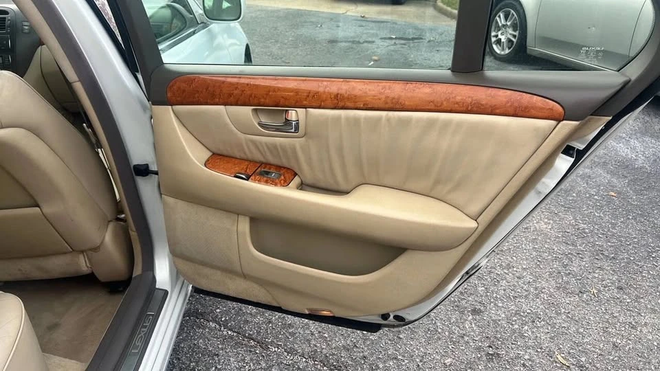 2005 Lexus LS 3rd Gen - Image 17 of 19