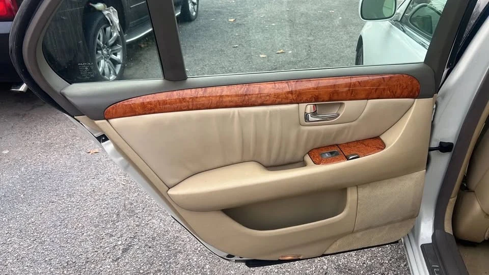 2005 Lexus LS 3rd Gen - Image 15 of 19