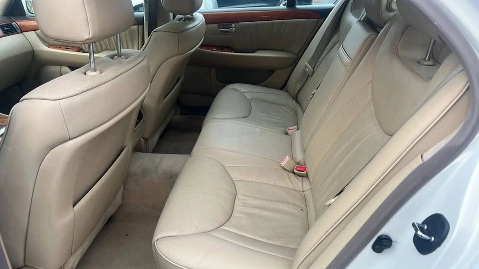 2005 Lexus LS 3rd Gen - Image 16 of 19