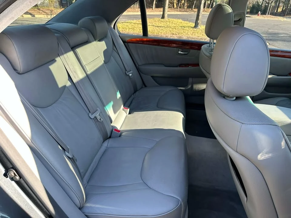 2005 Lexus LS 3rd Gen - Image 16 of 20