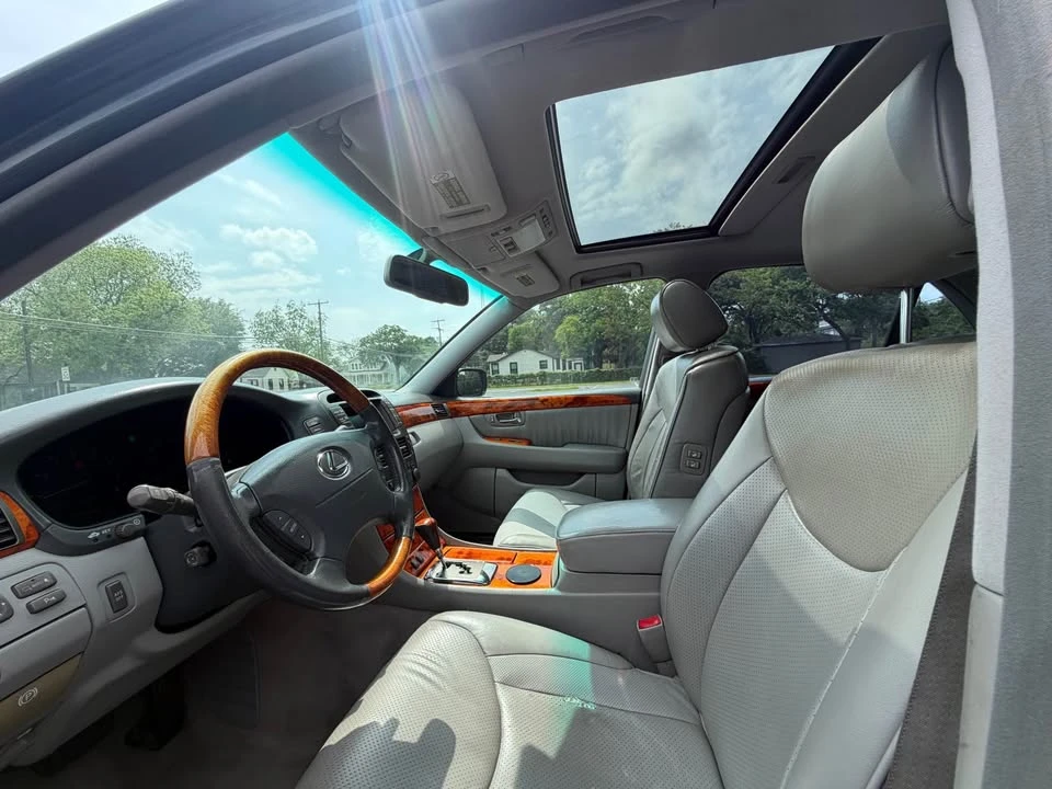 2005 Lexus LS 3rd Gen - Image 11 of 13