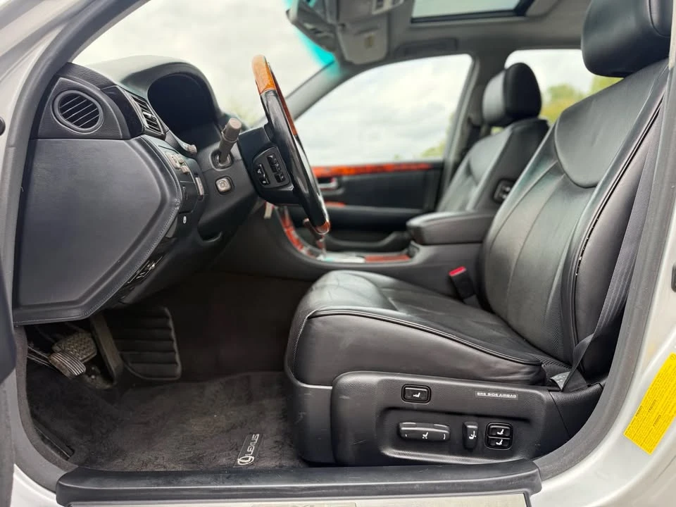 2005 Lexus LS 3rd Gen - Image 13 of 18