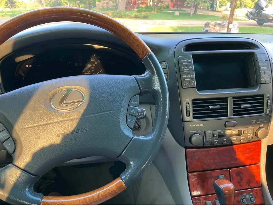 2005 Lexus LS 3rd Gen - Image 11 of 15