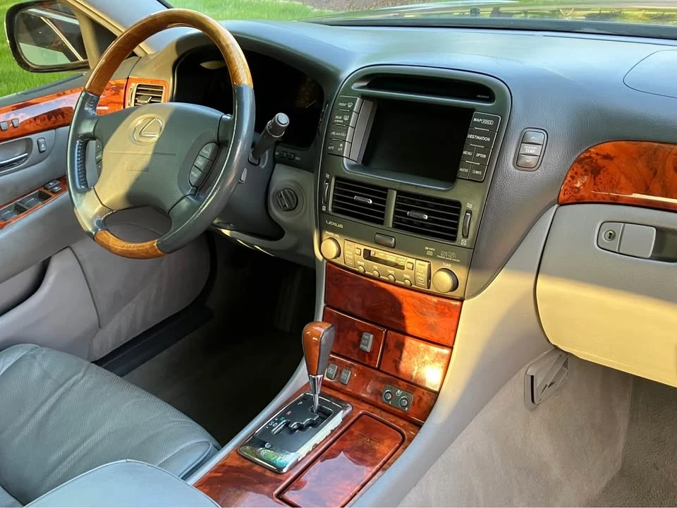 2005 Lexus LS 3rd Gen - Image 10 of 15