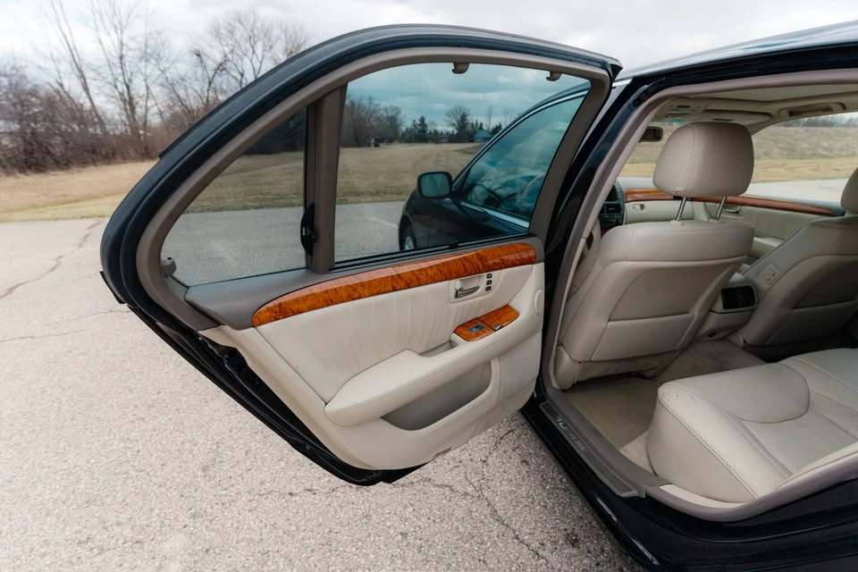 2005 Lexus LS 3rd Gen - Image 18 of 21