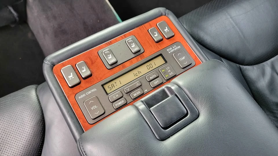 2005 Lexus LS 3rd Gen - Image 14 of 20