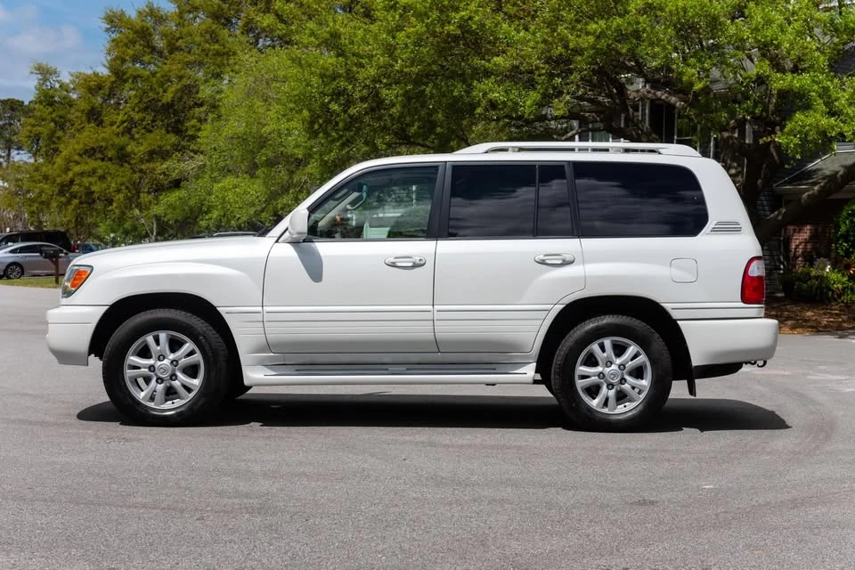 2005 Lexus LX 2nd Gen - Image 9 of 11