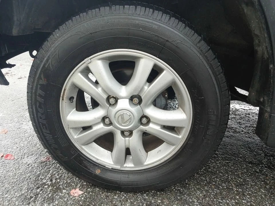 2005 Lexus LX 2nd Gen - Image 10 of 15