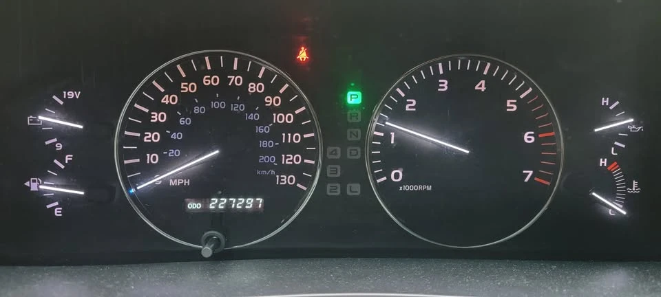 2005 Lexus LX 2nd Gen - Image 10 of 15